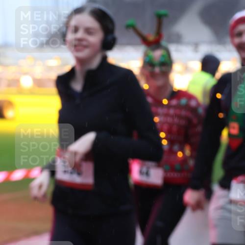 07.12.2025 - St. Pauli X-Mass-Run No. 15 Luisa Fischer http://msf.ph/oto/9378541 07.12.2025 11:09:44 Ziel 44, 51, 59, 66, 266, 330, 335, 338, 341, 495, 496, 558, 619, 971, 1084, 1110, 1136, 1138, 1140, 1205, 1211, 1260, 1463, 1477, 1502, 1511, 1574, 1579, 1582, 1641, 1851, 1870, 1945, 1974, 2042, 2070, 2879, 2898, 3151, 4190, 4191 meine-sportfotos.de