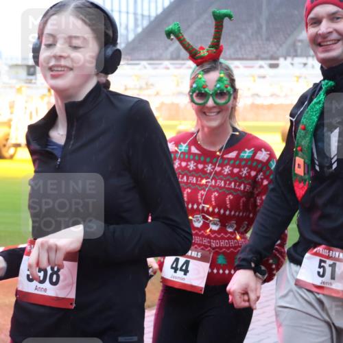 07.12.2025 - St. Pauli X-Mass-Run No. 15 Luisa Fischer http://msf.ph/oto/9378549 07.12.2025 11:09:45 Ziel 858, 15, 44, 15, 51, 44, 51, 59, 66, 266, 330, 335, 338, 341, 495, 496, 558, 619, 971, 1084, 1110, 1136, 1138, 1140, 1205, 1211, 1260, 1463, 1477, 1502, 1511, 1574, 1579, 1582, 1641, 1851, 1870, 1945, 1974, 2042, 2070, 2879, 2898, 3151, 4190, 4191 meine-sportfotos.de