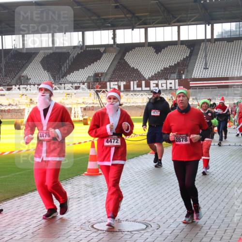 07.12.2025 - St. Pauli X-Mass-Run No. 15 Luisa Fischer http://msf.ph/oto/9378550 07.12.2025 10:30:16 Ziel 4476, 4472, 4531, 2878, 10, 423, 426, 450, 458, 1039, 1090, 1091, 1198, 1201, 1204, 1209, 1373, 1669, 2001, 2369, 2878, 3080, 3468, 3469, 3470, 3494, 3497, 3516, 3517, 4007, 4009, 4126, 4264, 4266, 4293, 4296, 4440, 4472, 4476, 4531, 4533, 4534, 4546, 4695 meine-sportfotos.de