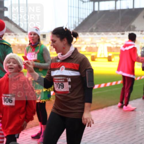 07.12.2025 - St. Pauli X-Mass-Run No. 15 Luisa Fischer http://msf.ph/oto/9378575 07.12.2025 10:05:01 Ziel 1027, 906, 709, 1738, 113, 713, 1217, 1291, 1302, 1522, 1701, 1712, 1738, 1871, 2454, 2569, 2570, 3188, 3477, 3894, 3911, 4080, 4553, 4557, 4673 meine-sportfotos.de