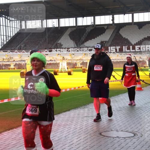 07.12.2025 - St. Pauli X-Mass-Run No. 15 Luisa Fischer http://msf.ph/oto/9378578 07.12.2025 10:30:20 Ziel 4531, 1669, 3080, 351, 10, 423, 426, 450, 458, 1039, 1090, 1091, 1198, 1201, 1204, 1209, 1373, 1669, 1696, 2001, 2369, 2878, 3080, 3468, 3469, 3494, 3497, 3516, 3517, 4007, 4009, 4126, 4264, 4266, 4293, 4296, 4440, 4472, 4476, 4531, 4533, 4534, 4546, 4695 meine-sportfotos.de