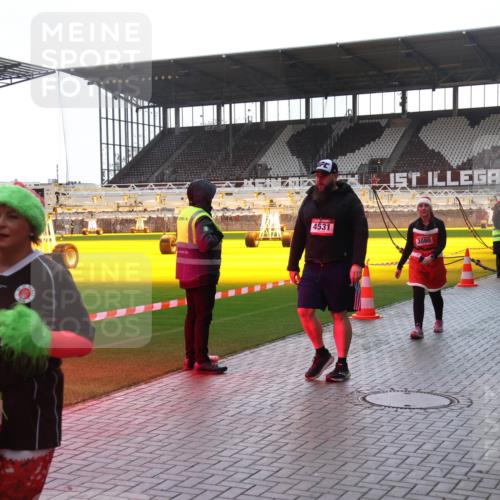 07.12.2025 - St. Pauli X-Mass-Run No. 15 Luisa Fischer http://msf.ph/oto/9378583 07.12.2025 10:30:20 Ziel 1669, 4531, 3080, 3517, 35, 10, 423, 426, 450, 458, 1039, 1090, 1091, 1198, 1201, 1204, 1209, 1373, 1669, 1696, 2001, 2369, 2878, 3080, 3468, 3469, 3494, 3497, 3516, 3517, 4007, 4009, 4126, 4264, 4266, 4293, 4296, 4440, 4472, 4476, 4531, 4533, 4534, 4546, 4695 meine-sportfotos.de