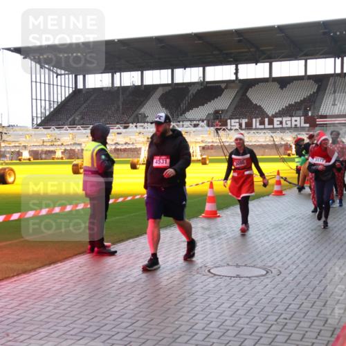 07.12.2025 - St. Pauli X-Mass-Run No. 15 Luisa Fischer http://msf.ph/oto/9378585 07.12.2025 10:30:21 Ziel 4531, 3080, 3517, 351, 2422, 10, 423, 426, 458, 1039, 1090, 1091, 1198, 1201, 1204, 1209, 1373, 1669, 1696, 2001, 2369, 2878, 3080, 3468, 3469, 3494, 3497, 3516, 3517, 4007, 4009, 4126, 4264, 4266, 4293, 4296, 4440, 4472, 4476, 4531, 4533, 4534, 4546, 4695 meine-sportfotos.de