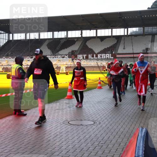 07.12.2025 - St. Pauli X-Mass-Run No. 15 Luisa Fischer http://msf.ph/oto/9378590 07.12.2025 10:30:21 Ziel 4531, 3080, 3517, 351, 2922, 10, 423, 426, 458, 1039, 1090, 1091, 1198, 1201, 1204, 1209, 1373, 1669, 1696, 2001, 2369, 2878, 3080, 3468, 3469, 3494, 3497, 3516, 3517, 4007, 4009, 4126, 4264, 4266, 4293, 4296, 4440, 4472, 4476, 4531, 4533, 4534, 4546, 4695 meine-sportfotos.de