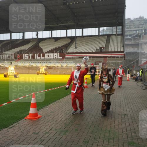 07.12.2025 - St. Pauli X-Mass-Run No. 15 Fabian Wolf http://msf.ph/oto/9378596 07.12.2025 10:07:05 Ziel 217, 366, 421, 792, 972, 975, 1103, 1505, 1572, 1735, 1736, 3189, 3414, 3945, 4354 meine-sportfotos.de