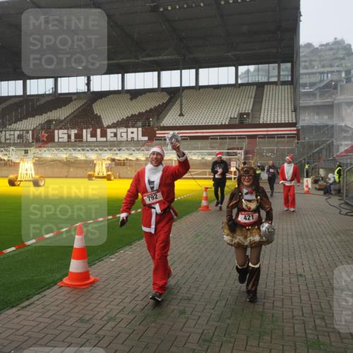07.12.2025 - St. Pauli X-Mass-Run No. 15 Fabian Wolf http://msf.ph/oto/9378606 07.12.2025 10:07:06 Ziel 217, 366, 421, 792, 972, 975, 1103, 1505, 1572, 1735, 1736, 3414, 3945, 4354 meine-sportfotos.de