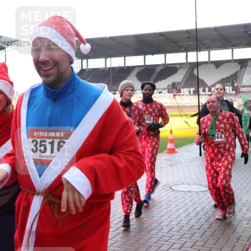 07.12.2025 - St. Pauli X-Mass-Run No. 15 Luisa Fischer http://msf.ph/oto/9378613 07.12.2025 10:30:25 Ziel 5, 3517, 15, 351, 40, 044, 10, 423, 426, 1039, 1090, 1091, 1198, 1201, 1204, 1209, 1669, 1696, 2369, 2878, 3080, 3468, 3469, 3494, 3497, 3516, 3517, 4126, 4293, 4296, 4472, 4476, 4533, 4534, 4546 meine-sportfotos.de