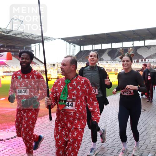 07.12.2025 - St. Pauli X-Mass-Run No. 15 Luisa Fischer http://msf.ph/oto/9378627 07.12.2025 10:30:27 Ziel 5, 4040, 15, 44, 3, 2922, 94, 3497, 10, 423, 426, 1090, 1091, 1198, 1201, 1204, 1209, 1669, 1696, 2369, 2878, 3468, 3469, 3494, 3497, 3516, 3517, 4126, 4472, 4476, 4533, 4534, 4546 meine-sportfotos.de