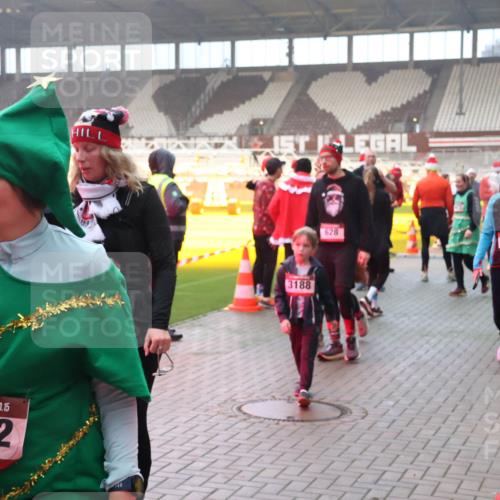 07.12.2025 - St. Pauli X-Mass-Run No. 15 Luisa Fischer http://msf.ph/oto/9378629 07.12.2025 10:05:05 Ziel 15, 1302, 1, 3188, 628, 1871, 1701, 113, 713, 1217, 1291, 1302, 1522, 1701, 1712, 1738, 1871, 1973, 1991, 2168, 2249, 2454, 2569, 2570, 3188, 3477, 3894, 3911, 4080, 4553, 4557, 4673 meine-sportfotos.de