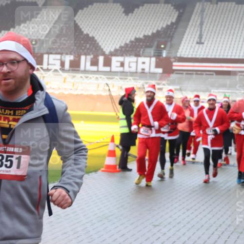 07.12.2025 - St. Pauli X-Mass-Run No. 15 Luisa Fischer http://msf.ph/oto/9378632 07.12.2025 11:10:00 Ziel 1851, 44, 51, 59, 66, 266, 330, 558, 696, 720, 737, 814, 863, 971, 1084, 1110, 1157, 1163, 1260, 1463, 1477, 1574, 1579, 1582, 1641, 1851, 1870, 1945, 1974, 2042, 3151, 4190, 4191 meine-sportfotos.de