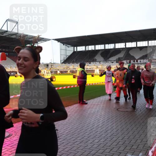 07.12.2025 - St. Pauli X-Mass-Run No. 15 Luisa Fischer http://msf.ph/oto/9378635 07.12.2025 10:30:28 Ziel 426, 4093, 137, 94, 3497, 10, 423, 426, 1090, 1091, 1198, 1201, 1204, 1209, 1669, 1696, 2369, 2878, 3468, 3469, 3494, 3497, 3516, 3517, 4126, 4472, 4476, 4533, 4534, 4546 meine-sportfotos.de