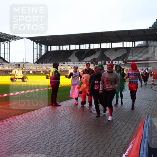 07.12.2025 - St. Pauli X-Mass-Run No. 15 Luisa Fischer http://msf.ph/oto/9378640 07.12.2025 10:30:28 Ziel 3, 426, 3494, 3497, 10, 423, 426, 1090, 1091, 1198, 1201, 1204, 1209, 1669, 1696, 2369, 2878, 3468, 3469, 3494, 3497, 3516, 3517, 4126, 4472, 4476, 4533, 4534, 4546 meine-sportfotos.de