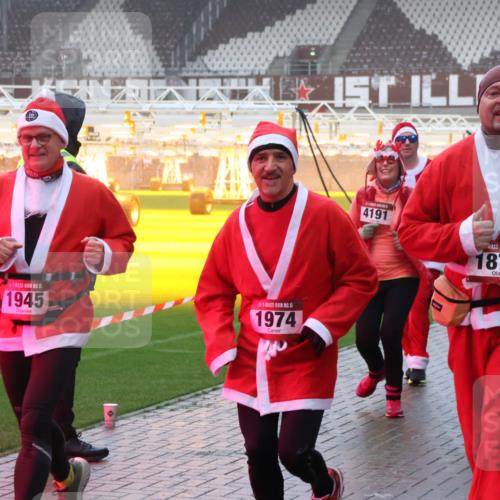 07.12.2025 - St. Pauli X-Mass-Run No. 15 Luisa Fischer http://msf.ph/oto/9378645 07.12.2025 11:10:05 Ziel 5, 1945, 15, 1974, 4191, 15, 1870, 157, 44, 51, 59, 66, 266, 330, 558, 696, 720, 737, 755, 814, 863, 971, 1084, 1110, 1157, 1163, 1260, 1463, 1477, 1579, 1582, 1641, 1851, 1870, 1945, 1974, 2042, 3151, 4190, 4191 meine-sportfotos.de
