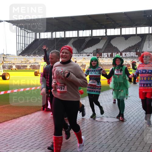 07.12.2025 - St. Pauli X-Mass-Run No. 15 Luisa Fischer http://msf.ph/oto/9378648 07.12.2025 10:30:29 Ziel 3497, 1090, 27777, 423, 10, 423, 426, 1090, 1091, 1198, 1201, 1204, 1209, 1669, 1696, 2369, 2878, 3468, 3469, 3494, 3497, 3516, 3517, 4126, 4472, 4476, 4533, 4534, 4546 meine-sportfotos.de