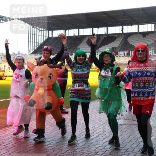 07.12.2025 - St. Pauli X-Mass-Run No. 15 Luisa Fischer http://msf.ph/oto/9378660 07.12.2025 10:30:31 Ziel 426, 1090, 423, 2369, 10, 423, 426, 1090, 1091, 1198, 1201, 1204, 1209, 1669, 1696, 2369, 2878, 3494, 3497, 3516, 3517, 4472, 4476, 4533, 4534, 4546 meine-sportfotos.de