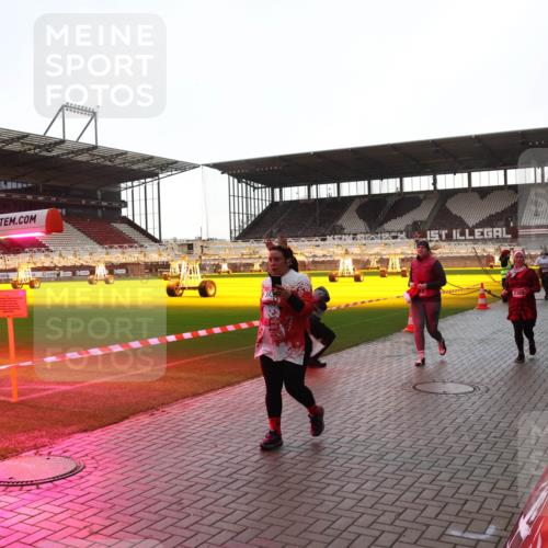 07.12.2025 - St. Pauli X-Mass-Run No. 15 Luisa Fischer http://msf.ph/oto/9378672 07.12.2025 10:30:34 Ziel 2369, 10, 423, 426, 1090, 1091, 1669, 1696, 2369, 2878, 2910, 3494, 3497, 3516, 3517, 4472, 4476, 4533, 4534, 4546 meine-sportfotos.de