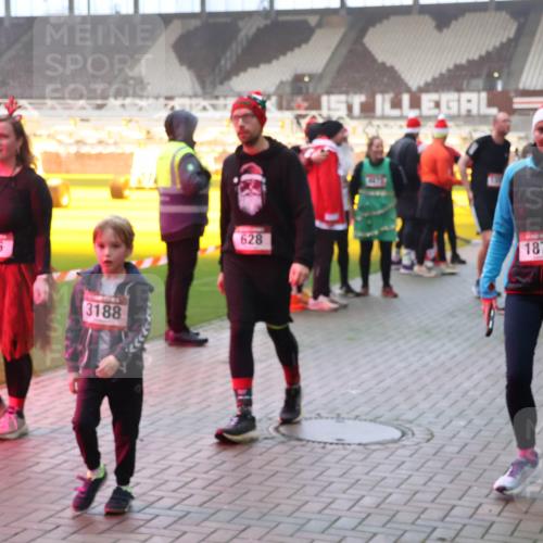 07.12.2025 - St. Pauli X-Mass-Run No. 15 Luisa Fischer http://msf.ph/oto/9378675 07.12.2025 10:05:07 Ziel 626, 3188, 628, 1871, 113, 713, 1217, 1291, 1302, 1522, 1701, 1712, 1738, 1871, 1973, 1991, 2168, 2249, 2454, 2569, 2570, 3188, 3477, 3894, 3911, 4080, 4553, 4557, 4673 meine-sportfotos.de