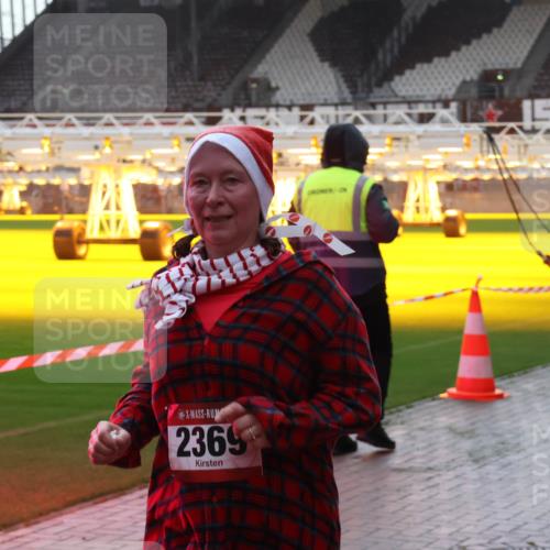 07.12.2025 - St. Pauli X-Mass-Run No. 15 Luisa Fischer http://msf.ph/oto/9378695 07.12.2025 10:30:37 Ziel 2369, 10, 423, 426, 1090, 1091, 1669, 1696, 2369, 2910, 3494, 3497, 3516, 3517, 4533, 4534, 4546 meine-sportfotos.de