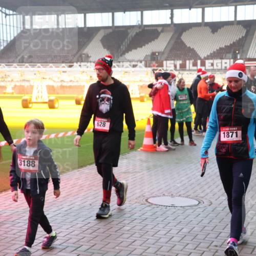 07.12.2025 - St. Pauli X-Mass-Run No. 15 Luisa Fischer http://msf.ph/oto/9378696 07.12.2025 10:05:08 Ziel 626, 3188, 628, 1, 4673, 1871, 77, 1425, 113, 713, 1217, 1291, 1302, 1522, 1701, 1712, 1738, 1871, 1973, 1991, 2168, 2249, 2454, 2569, 2570, 3188, 3477, 3894, 3911, 4080, 4553, 4557, 4673 meine-sportfotos.de