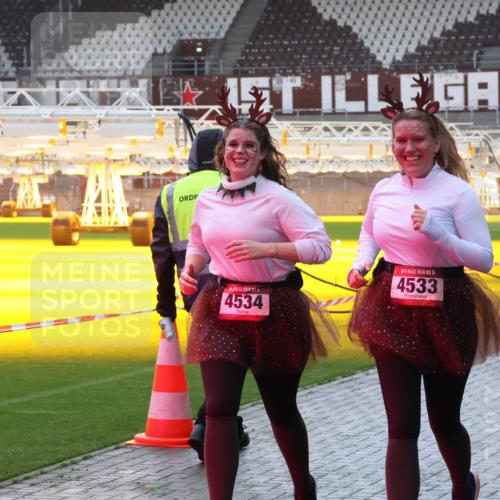 07.12.2025 - St. Pauli X-Mass-Run No. 15 Luisa Fischer http://msf.ph/oto/9378707 07.12.2025 10:30:39 Ziel 4534, 15, 4533, 10, 423, 426, 1090, 1091, 1669, 1696, 2369, 2910, 3494, 4533, 4534, 4546 meine-sportfotos.de