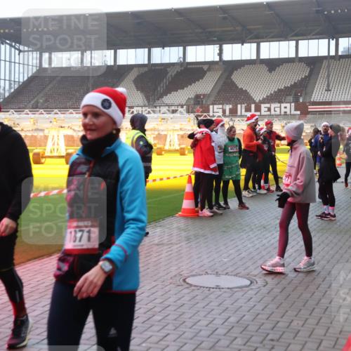 07.12.2025 - St. Pauli X-Mass-Run No. 15 Luisa Fischer http://msf.ph/oto/9378709 07.12.2025 10:05:09 Ziel 628, 1871, 4673, 2570, 1307, 1425, 113, 713, 1217, 1291, 1302, 1522, 1701, 1712, 1738, 1871, 1973, 1991, 2168, 2249, 2454, 2569, 2570, 2856, 2866, 3188, 3477, 3894, 3911, 4080, 4553, 4557, 4673 meine-sportfotos.de