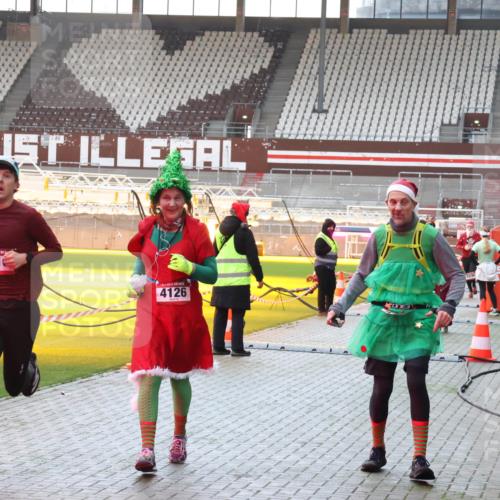 07.12.2025 - St. Pauli X-Mass-Run No. 15 Luisa Fischer http://msf.ph/oto/9378731 07.12.2025 10:30:52 Ziel 2916, 4126, 3, 608, 1696, 1698, 1700, 2369, 2537, 2910, 3936, 3940, 4845, 4847 meine-sportfotos.de