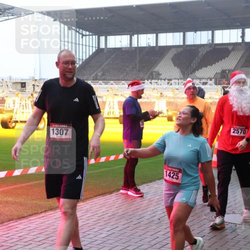 07.12.2025 - St. Pauli X-Mass-Run No. 15 Luisa Fischer http://msf.ph/oto/9378735 07.12.2025 10:05:19 Ziel 15, 1307, 1, 1425, 2570, 1217, 2569, 202, 210, 292, 699, 713, 1217, 1522, 1701, 1871, 1973, 1991, 2168, 2249, 2569, 2570, 2856, 2866, 3307, 3311, 3477, 3894, 3911, 4080, 4553, 4557 meine-sportfotos.de