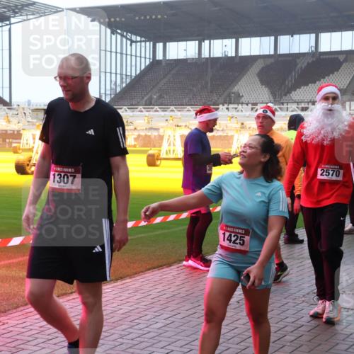 07.12.2025 - St. Pauli X-Mass-Run No. 15 Luisa Fischer http://msf.ph/oto/9378737 07.12.2025 10:05:19 Ziel 15, 1307, 5, 1425, 2570, 2569, 202, 210, 292, 699, 713, 1217, 1522, 1701, 1871, 1973, 1991, 2168, 2249, 2569, 2570, 2856, 2866, 3307, 3311, 3477, 3894, 3911, 4080, 4553, 4557 meine-sportfotos.de