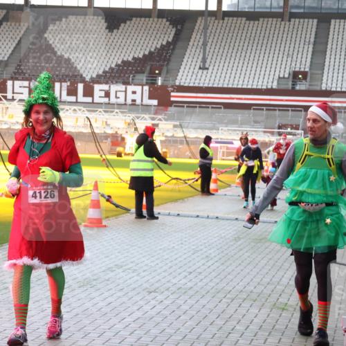 07.12.2025 - St. Pauli X-Mass-Run No. 15 Luisa Fischer http://msf.ph/oto/9378744 07.12.2025 10:30:54 Ziel 4126, 608, 1696, 1698, 1700, 2369, 2537, 2910, 3936, 3940, 4845, 4847 meine-sportfotos.de