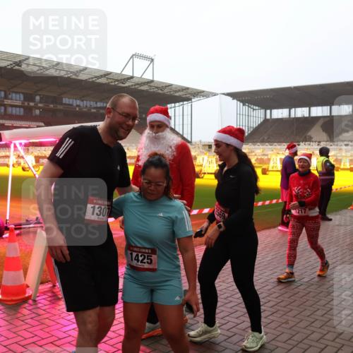 07.12.2025 - St. Pauli X-Mass-Run No. 15 Luisa Fischer http://msf.ph/oto/9378748 07.12.2025 10:05:23 Ziel 1307, 15, 1425, 1217, 34, 114, 202, 210, 292, 699, 713, 1217, 1522, 1701, 1973, 1991, 2168, 2249, 2569, 2570, 2856, 2866, 3186, 3307, 3311, 3477, 3894, 3911, 4080, 4553, 4557 meine-sportfotos.de