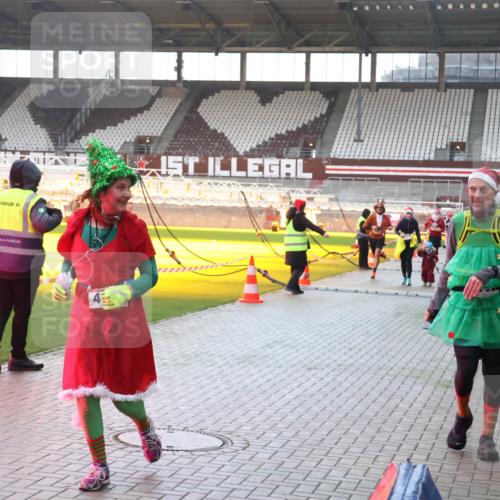07.12.2025 - St. Pauli X-Mass-Run No. 15 Luisa Fischer http://msf.ph/oto/9378755 07.12.2025 10:30:55 Ziel 3, 594, 601, 608, 1696, 1698, 1700, 2369, 2537, 2910, 3936, 3940, 4845, 4847 meine-sportfotos.de