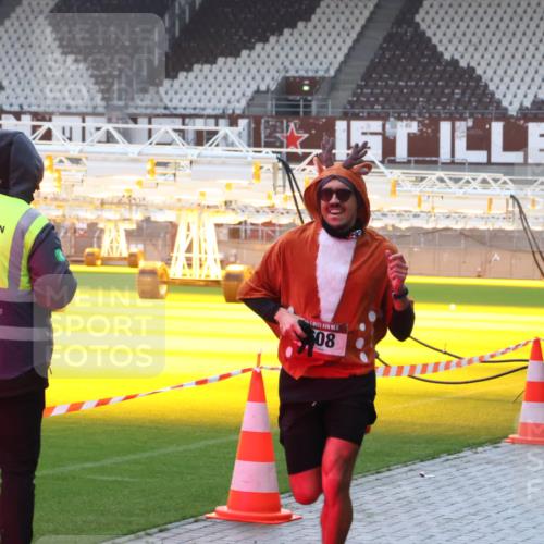 07.12.2025 - St. Pauli X-Mass-Run No. 15 Luisa Fischer http://msf.ph/oto/9378774 07.12.2025 10:30:59 Ziel 08, 594, 601, 608, 1696, 1698, 1700, 2369, 2537, 2910, 3936, 3940, 3982, 3986, 4845, 4847 meine-sportfotos.de