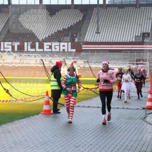07.12.2025 - St. Pauli X-Mass-Run No. 15 Luisa Fischer http://msf.ph/oto/9378775 07.12.2025 11:10:10 Ziel 115, 814, 737, 59, 66, 266, 330, 696, 720, 737, 753, 755, 814, 863, 971, 1084, 1110, 1157, 1163, 1463, 1477, 1579, 1582, 1641, 1851, 1870, 1945, 1974, 2042, 3151, 4190, 4191 meine-sportfotos.de