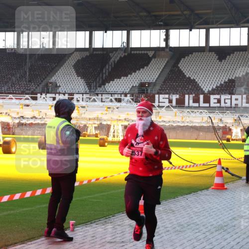 07.12.2025 - St. Pauli X-Mass-Run No. 15 Luisa Fischer http://msf.ph/oto/9378796 07.12.2025 10:31:04 Ziel 2537, 594, 601, 608, 1696, 1698, 1700, 2537, 2910, 3936, 3940, 3982, 3986, 4464, 4845, 4847 meine-sportfotos.de