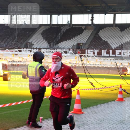07.12.2025 - St. Pauli X-Mass-Run No. 15 Luisa Fischer http://msf.ph/oto/9378800 07.12.2025 10:31:04 Ziel 2537, 594, 601, 608, 1696, 1698, 1700, 2537, 2910, 3936, 3940, 3982, 3986, 4464, 4845, 4847 meine-sportfotos.de
