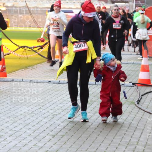 07.12.2025 - St. Pauli X-Mass-Run No. 15 Luisa Fischer http://msf.ph/oto/9378811 07.12.2025 10:31:07 Ziel 3986, 4007, 3936, 594, 601, 608, 1015, 1075, 1698, 1700, 2537, 2910, 3936, 3940, 3982, 3986, 4464, 4845, 4847 meine-sportfotos.de