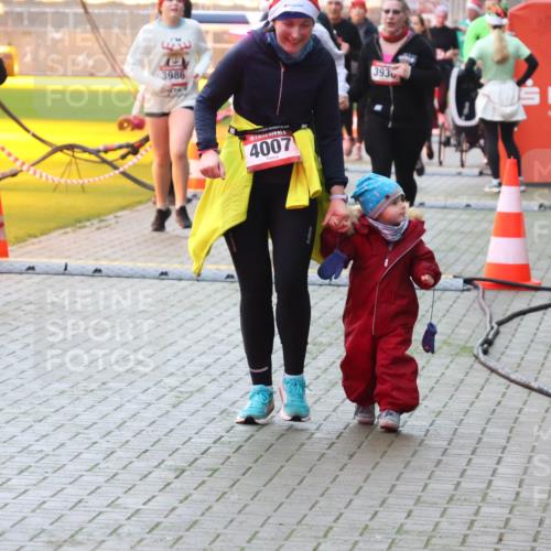 07.12.2025 - St. Pauli X-Mass-Run No. 15 Luisa Fischer http://msf.ph/oto/9378814 07.12.2025 10:31:08 Ziel 3986, 4007, 393, 594, 601, 608, 1015, 1075, 1698, 1700, 2537, 2910, 3936, 3940, 3982, 3986, 4464, 4845, 4847 meine-sportfotos.de