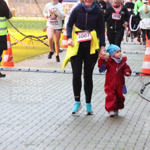 07.12.2025 - St. Pauli X-Mass-Run No. 15 Luisa Fischer http://msf.ph/oto/9378817 07.12.2025 10:31:08 Ziel 3986, 4007, 3936, 594, 601, 608, 1015, 1075, 1698, 1700, 2537, 2910, 3936, 3940, 3982, 3986, 4464, 4845, 4847 meine-sportfotos.de