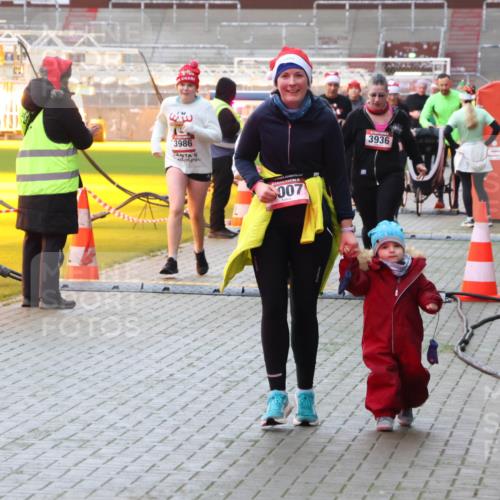 07.12.2025 - St. Pauli X-Mass-Run No. 15 Luisa Fischer http://msf.ph/oto/9378823 07.12.2025 10:31:09 Ziel 3986, 007, 3936, 594, 601, 608, 1015, 1075, 1698, 1700, 2537, 2910, 3936, 3940, 3982, 3986, 4464, 4845, 4847 meine-sportfotos.de