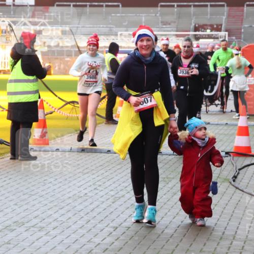 07.12.2025 - St. Pauli X-Mass-Run No. 15 Luisa Fischer http://msf.ph/oto/9378827 07.12.2025 10:31:09 Ziel 3986, 07, 3936, 594, 601, 608, 1015, 1075, 1698, 1700, 2537, 2910, 3936, 3940, 3982, 3986, 4464, 4845, 4847 meine-sportfotos.de