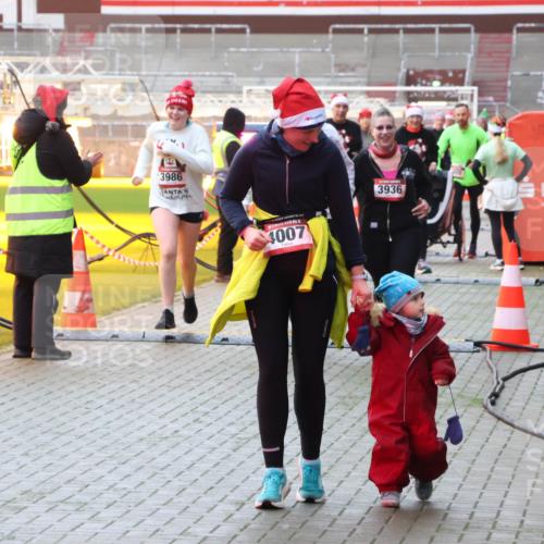07.12.2025 - St. Pauli X-Mass-Run No. 15 Luisa Fischer http://msf.ph/oto/9378829 07.12.2025 10:31:09 Ziel 3986, 4007, 3936, 594, 601, 608, 1015, 1075, 1698, 1700, 2537, 2910, 3936, 3940, 3982, 3986, 4464, 4845, 4847 meine-sportfotos.de