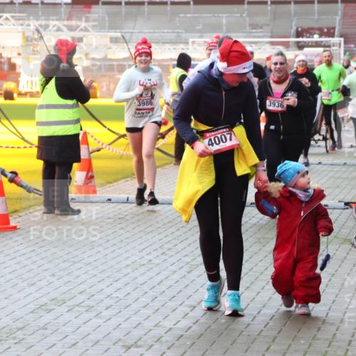 07.12.2025 - St. Pauli X-Mass-Run No. 15 Luisa Fischer http://msf.ph/oto/9378832 07.12.2025 10:31:10 Ziel 3986, 4007, 3936, 594, 601, 608, 1015, 1075, 1698, 1700, 2537, 2910, 3936, 3940, 3982, 3986, 4464, 4845, 4847 meine-sportfotos.de