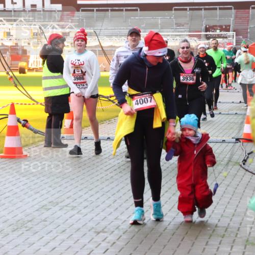 07.12.2025 - St. Pauli X-Mass-Run No. 15 Luisa Fischer http://msf.ph/oto/9378841 07.12.2025 10:31:11 Ziel 3986, 4007, 3936, 173, 594, 601, 608, 1015, 1075, 1698, 1700, 2537, 2910, 3936, 3940, 3982, 3986, 4464, 4845, 4847 meine-sportfotos.de