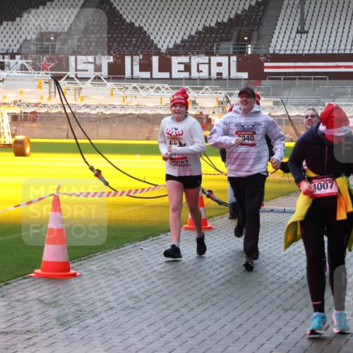 07.12.2025 - St. Pauli X-Mass-Run No. 15 Luisa Fischer http://msf.ph/oto/9378849 07.12.2025 10:31:12 Ziel 940, 1007, 601, 594, 601, 608, 1015, 1075, 1698, 1700, 2537, 2910, 3936, 3940, 3982, 3986, 4464, 4845, 4847 meine-sportfotos.de