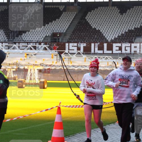 07.12.2025 - St. Pauli X-Mass-Run No. 15 Luisa Fischer http://msf.ph/oto/9378852 07.12.2025 10:31:13 Ziel 3940, 3936, 594, 601, 608, 1015, 1075, 1698, 1700, 2537, 2910, 3936, 3940, 3982, 3986, 4464, 4845, 4847 meine-sportfotos.de