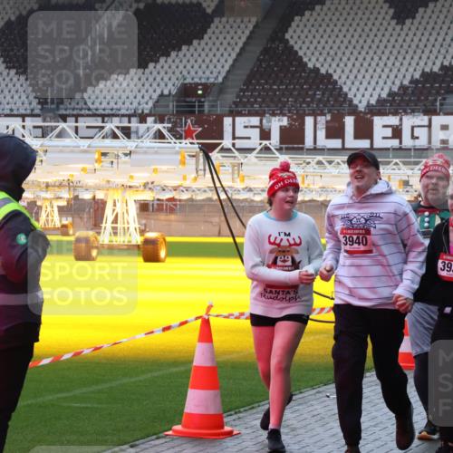 07.12.2025 - St. Pauli X-Mass-Run No. 15 Luisa Fischer http://msf.ph/oto/9378854 07.12.2025 10:31:14 Ziel 33, 1015, 3940, 3936, 594, 601, 608, 1015, 1075, 1698, 1700, 2537, 2910, 3936, 3940, 3982, 3986, 4464, 4845, 4847 meine-sportfotos.de