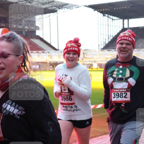 07.12.2025 - St. Pauli X-Mass-Run No. 15 Luisa Fischer http://msf.ph/oto/9378882 07.12.2025 10:31:18 Ziel 15, 3936, 3986, 5, 3982, 594, 601, 608, 1015, 1075, 1698, 1700, 2537, 2910, 3936, 3940, 3982, 3986, 4464, 4845, 4847 meine-sportfotos.de
