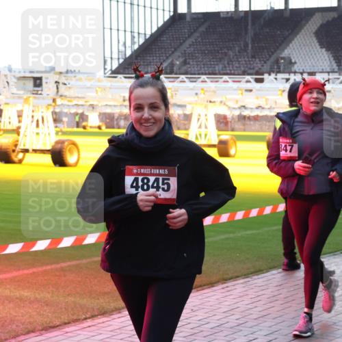 07.12.2025 - St. Pauli X-Mass-Run No. 15 Luisa Fischer http://msf.ph/oto/9378924 07.12.2025 10:31:30 Ziel 15, 4845, 847, 343, 594, 601, 608, 1015, 1075, 1545, 1698, 1700, 2073, 2171, 2172, 2537, 2914, 3889, 3936, 3940, 3982, 3986, 4464, 4845, 4847 meine-sportfotos.de