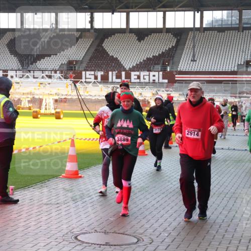 07.12.2025 - St. Pauli X-Mass-Run No. 15 Luisa Fischer http://msf.ph/oto/9378970 07.12.2025 10:31:56 Ziel 2171, 3889, 2914, 343, 343, 1545, 1818, 2073, 2171, 2172, 2352, 2540, 2541, 2914, 3889, 3895, 3896, 3897, 3969, 4412, 4467, 4518, 4519, 4520 meine-sportfotos.de