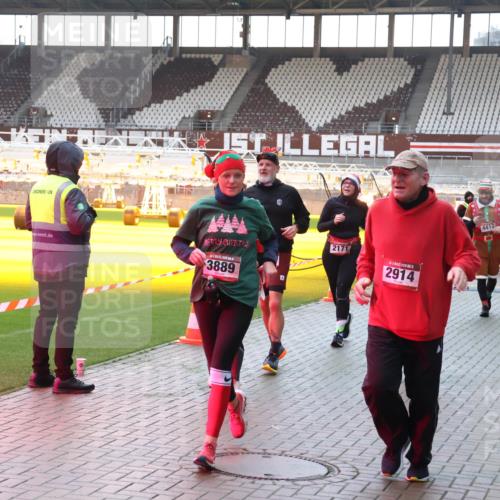 07.12.2025 - St. Pauli X-Mass-Run No. 15 Luisa Fischer http://msf.ph/oto/9378979 07.12.2025 10:31:56 Ziel 2171, 2914, 3889, 4412, 343, 343, 1545, 1818, 2073, 2171, 2172, 2352, 2540, 2541, 2914, 3889, 3895, 3896, 3897, 3969, 4412, 4467, 4518, 4519, 4520 meine-sportfotos.de